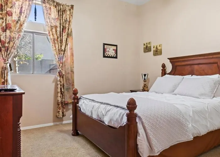Holiday home New Listing Charming In A Great Neighborhood Peoria