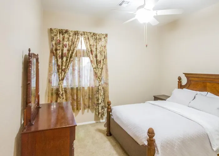 New Listing Charming In A Great Neighborhood Holiday home Peoria