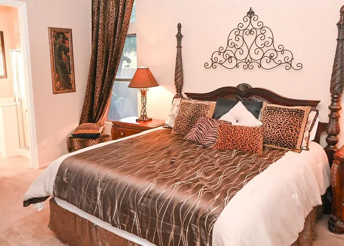Holiday home New Listing Charming In A Great Neighborhood *