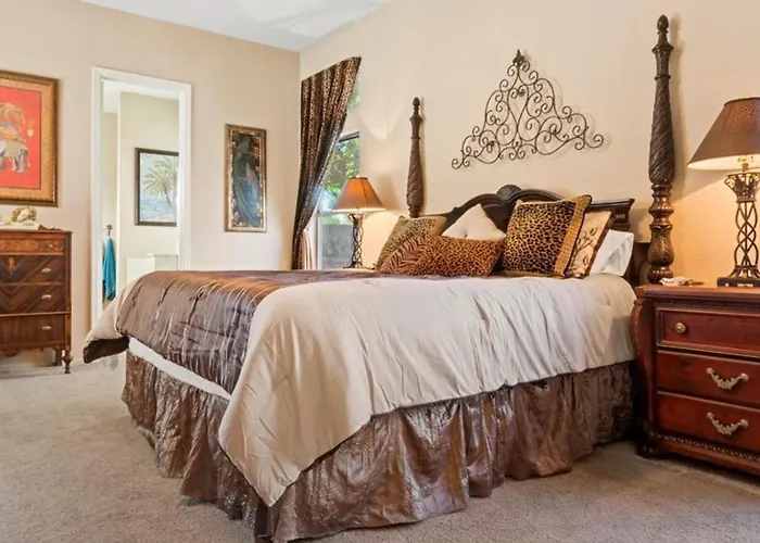 Holiday home New Listing Charming In A Great Neighborhood *