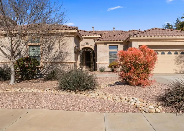 Holiday home New Listing Charming In A Great Neighborhood Peoria
